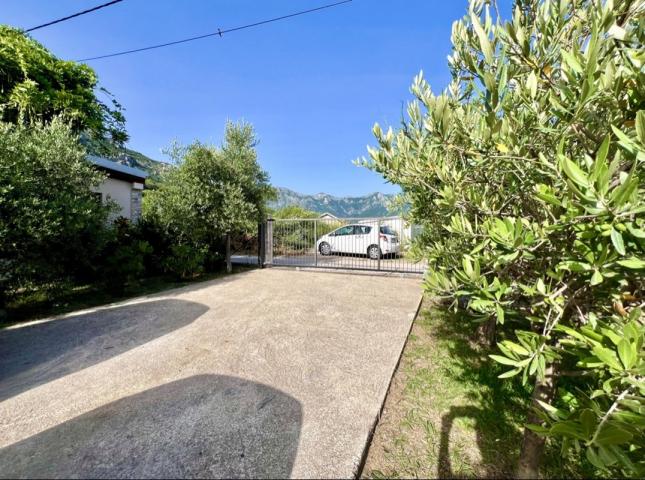House with Garden and Stunning Mountain Views in Bar, Shushan District