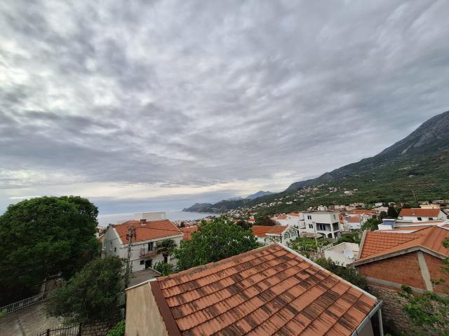 Prodaja Prostrane Kuće u Dobroj Vodi sa Pogledom na More