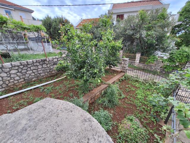Prodaja Prostrane Kuće u Dobroj Vodi sa Pogledom na More
