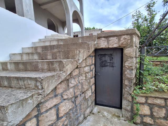 Prodaja Prostrane Kuće u Dobroj Vodi sa Pogledom na More