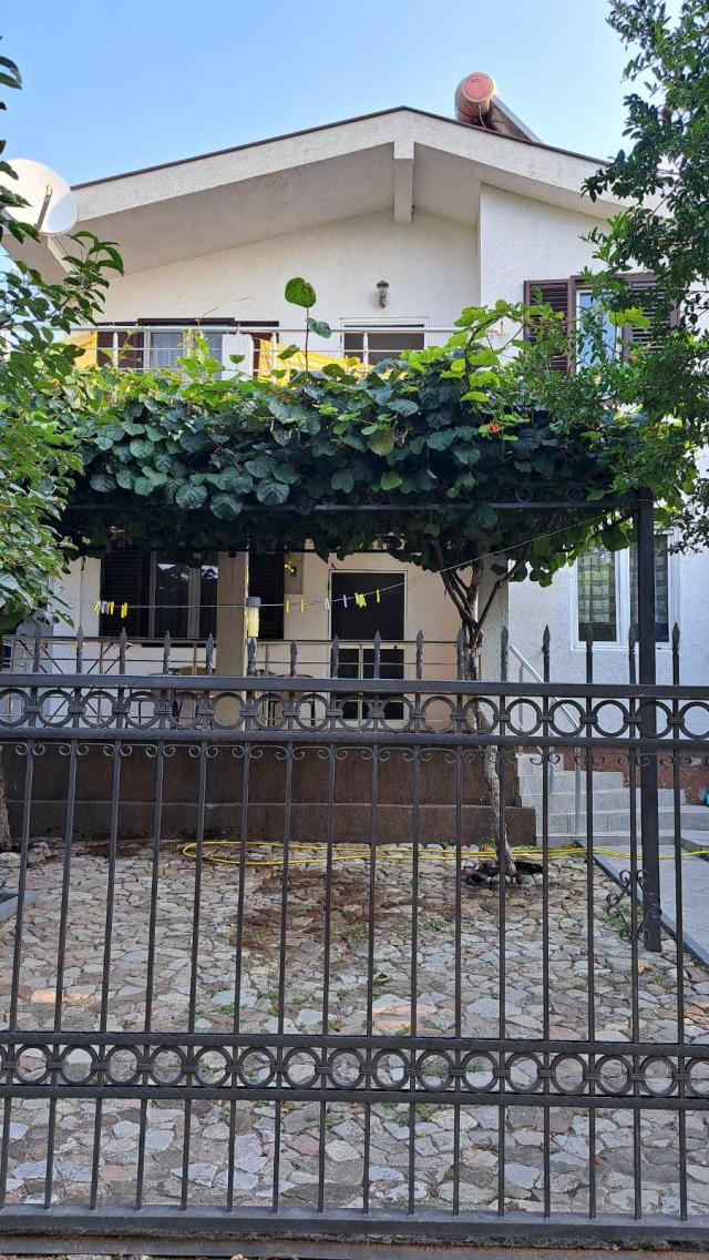 Haus zum Verkauf in Sutomore – Zwei Etagen mit separaten Wohnungen