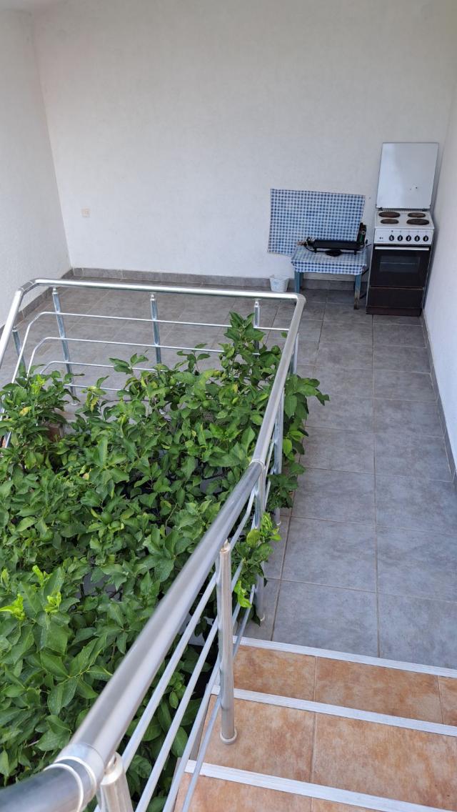 Haus zum Verkauf in Sutomore – Zwei Etagen mit separaten Wohnungen