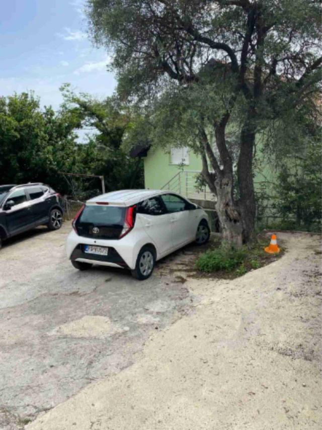 Kuća pored mora sa bazenom i vrtom na Prodaju, Dobra Voda, Bar