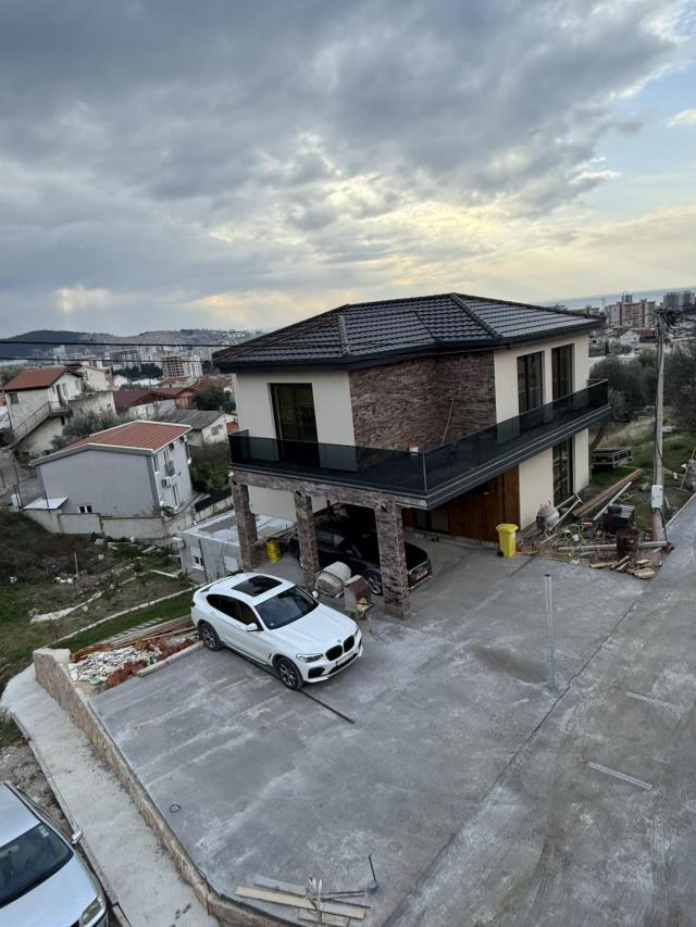 Nova Elegantna vila sa bazenom i panoramskim pogledom u Bjelišima, Bar