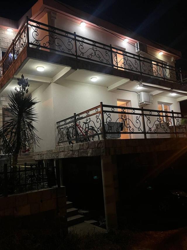 Großzügiges Zweistöckiges Haus in Šušanj, Bar