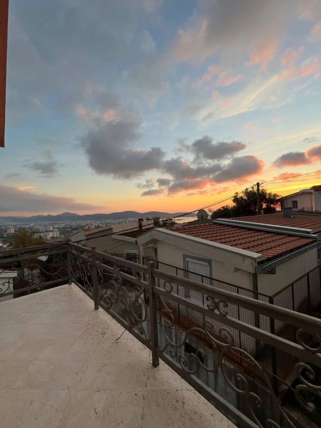 Großzügiges Zweistöckiges Haus in Šušanj, Bar