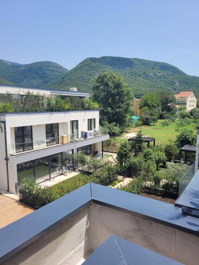 Moderan trospratni taushaus sa bazenom u Lastvi Grbaljskoj na prodaju
