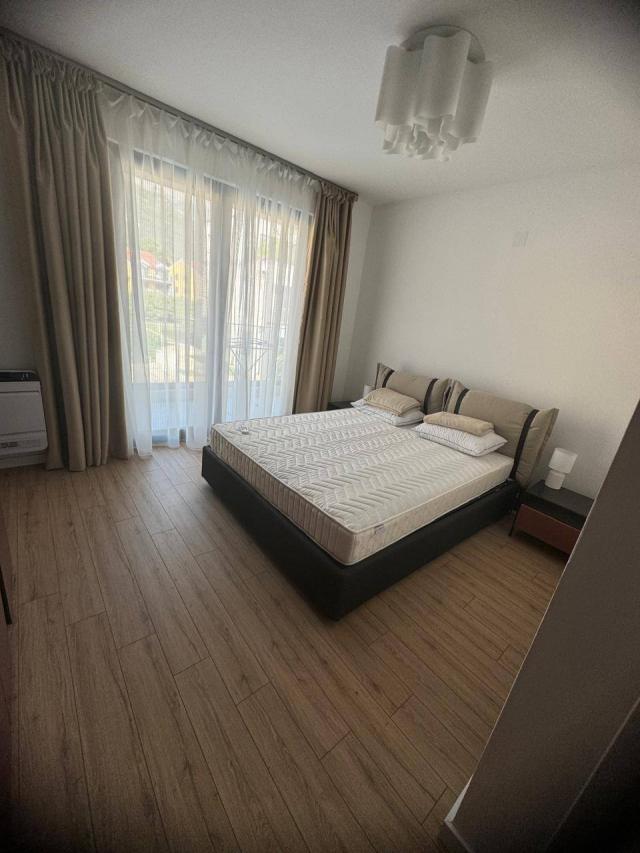 Moderan trospratni taushaus sa bazenom u Lastvi Grbaljskoj na prodaju