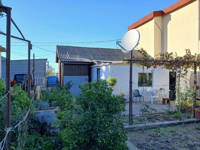 Legalna prizemna kuća sa pomoćnim objektima u Polju, Bar
