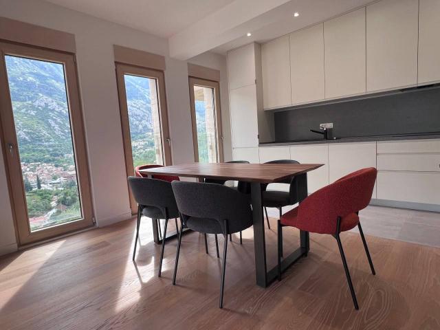 Zwei-Zimmer-Wohnung mit Traumhaftem Blick auf die Bucht von Kotor zu Verkaufen