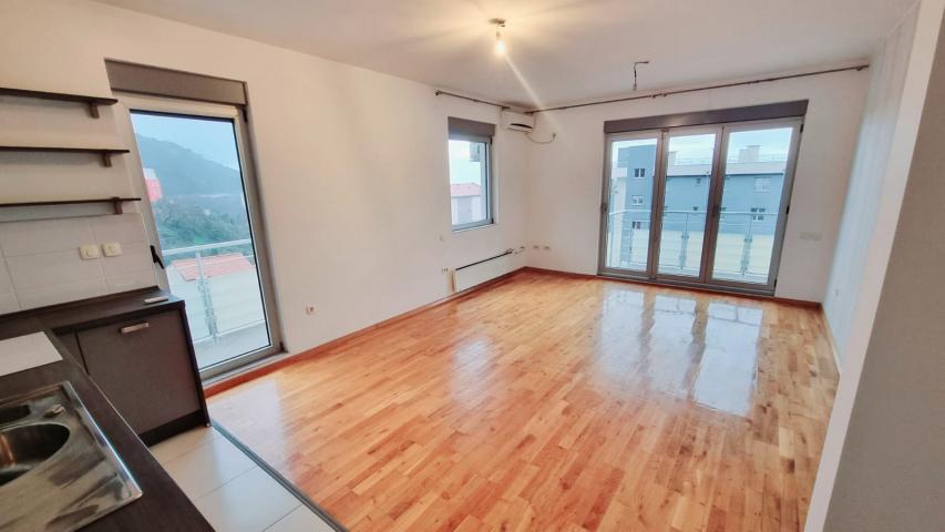 Zweizimmerwohnung mit Studio und Garage zum Verkauf im Bečići, Budva