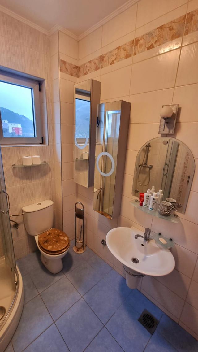 Zweizimmerwohnung mit Studio und Garage zum Verkauf im Bečići, Budva