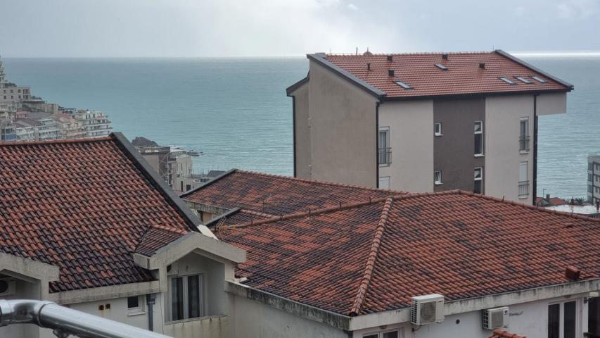 Zweizimmerwohnung mit Studio und Garage zum Verkauf im Bečići, Budva