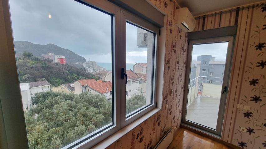 Zweizimmerwohnung mit Studio und Garage zum Verkauf im Bečići, Budva