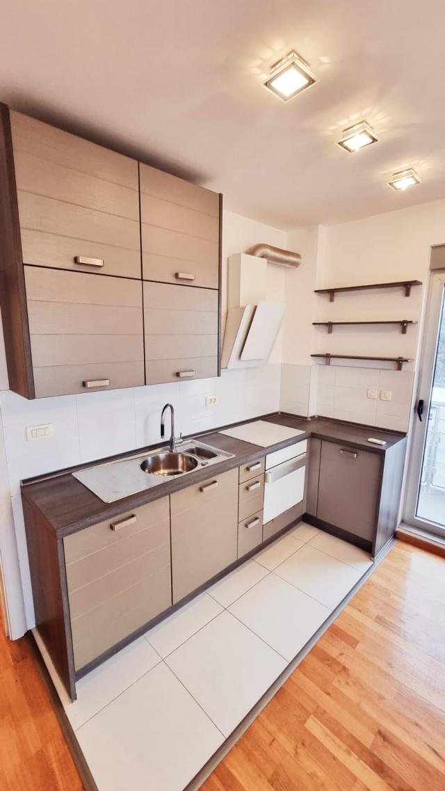 Zweizimmerwohnung mit Studio und Garage zum Verkauf im Bečići, Budva