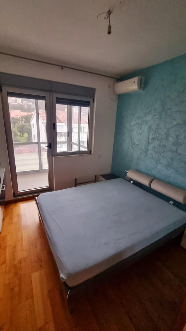 Zweizimmerwohnung mit Studio und Garage zum Verkauf im Bečići, Budva