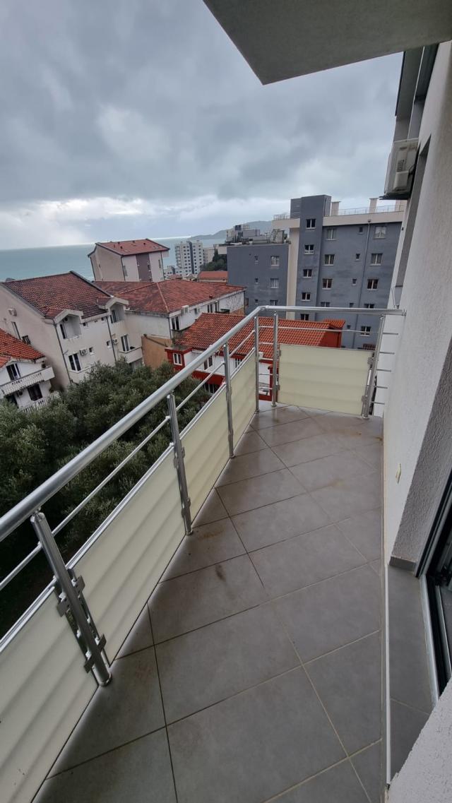 Zweizimmerwohnung mit Studio und Garage zum Verkauf im Bečići, Budva