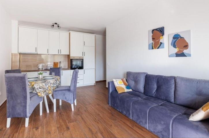 Neue Zweizimmerwohnung mit Meerblick zum Verkauf in Dobra Voda (Bar)