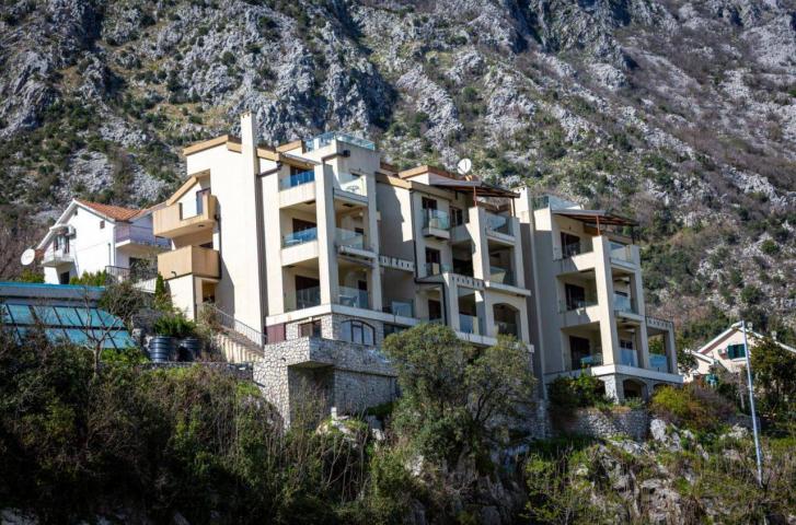 Butik apart-hotel na Prodaju sa Bazenom i panoramskim pogledom na Kotorski zaliv