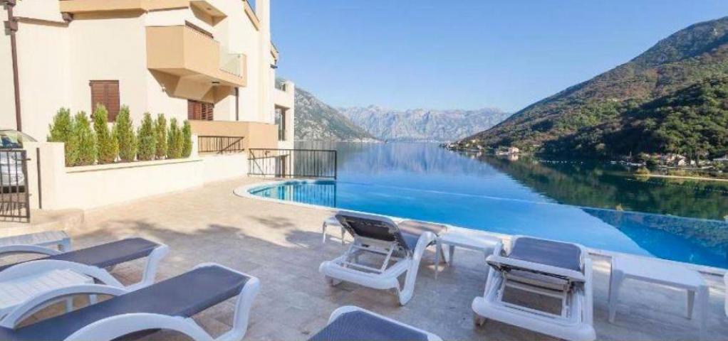 Butik apart-hotel na Prodaju sa Bazenom i panoramskim pogledom na Kotorski zaliv
