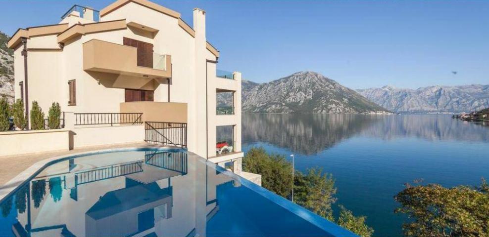 Butik apart-hotel na Prodaju sa Bazenom i panoramskim pogledom na Kotorski zaliv
