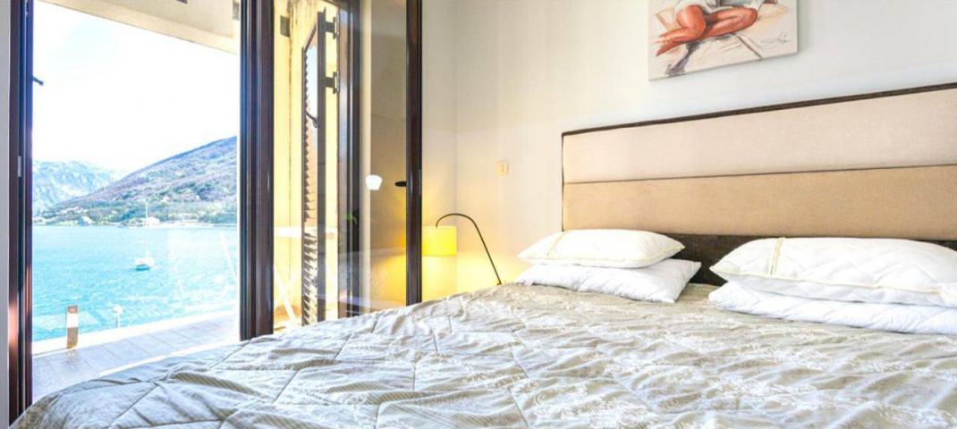 Butik apart-hotel na Prodaju sa Bazenom i panoramskim pogledom na Kotorski zaliv