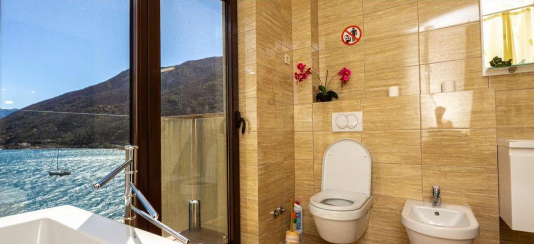 Butik apart-hotel na Prodaju sa Bazenom i panoramskim pogledom na Kotorski zaliv
