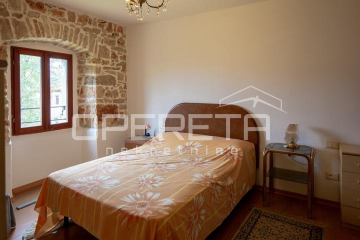Tradicionalna kamena kuća s dva apartmana. 