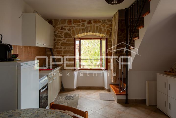 Tradicionalna kamena kuća s dva apartmana. 