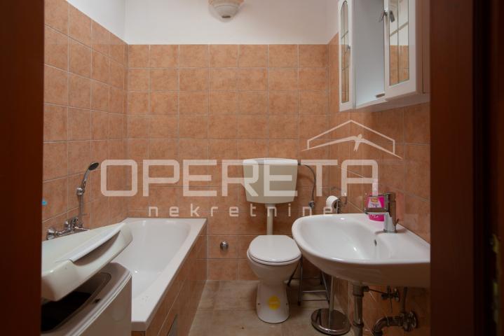 Tradicionalna kamena kuća s dva apartmana. 