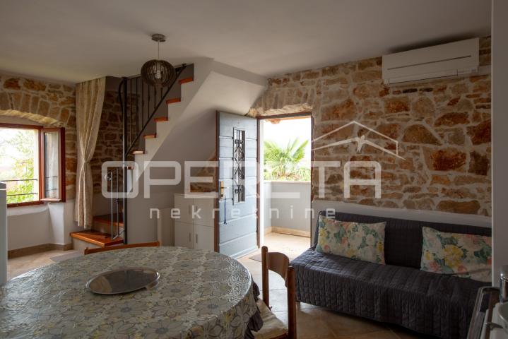 Tradicionalna kamena kuća s dva apartmana. 