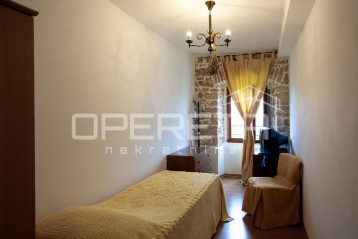 Tradicionalna kamena kuća s dva apartmana. 