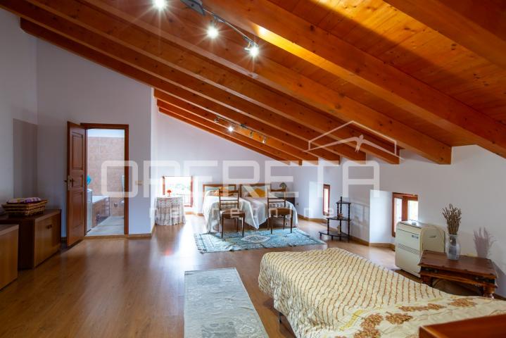 Tradicionalna kamena kuća s dva apartmana. 
