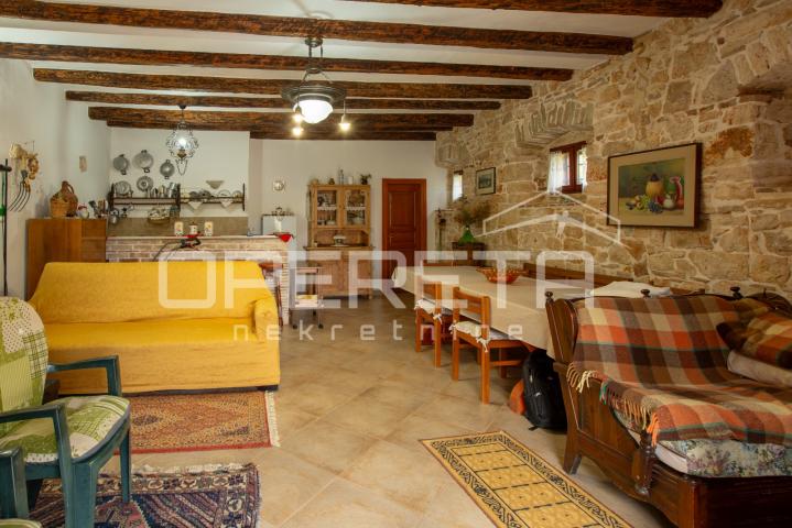 Tradicionalna kamena kuća s dva apartmana. 