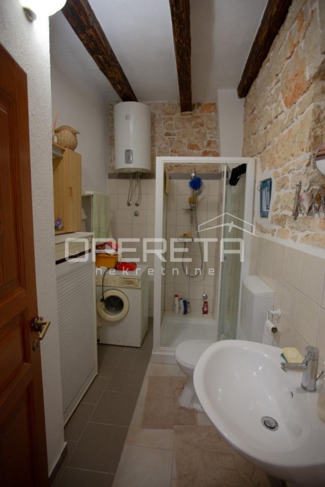 Tradicionalna kamena kuća s dva apartmana. 