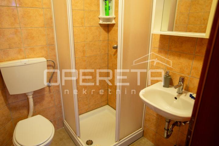 Tradicionalna kamena kuća s dva apartmana. 