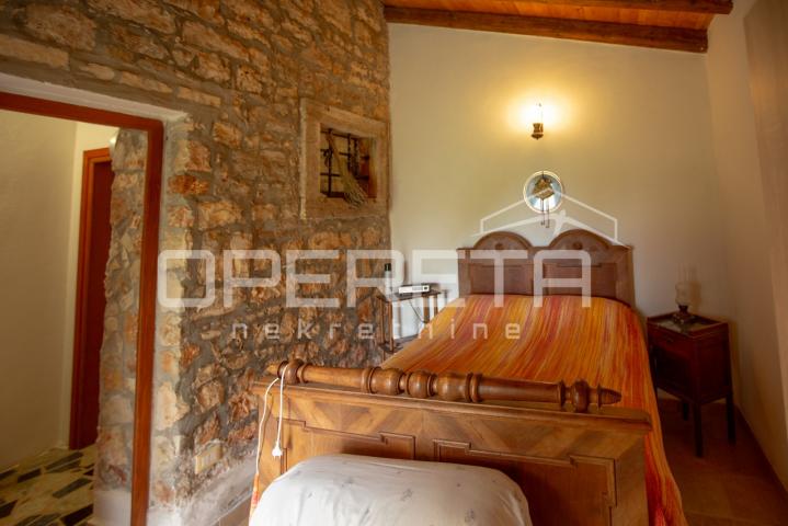 Tradicionalna kamena kuća s dva apartmana. 