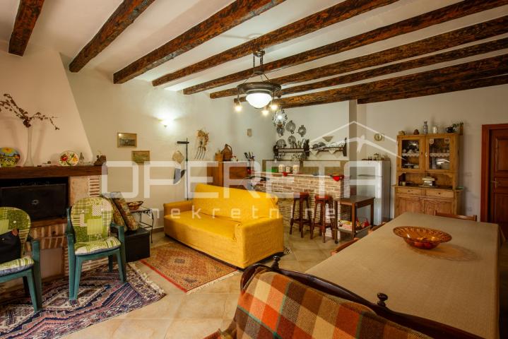 Tradicionalna kamena kuća s dva apartmana. 