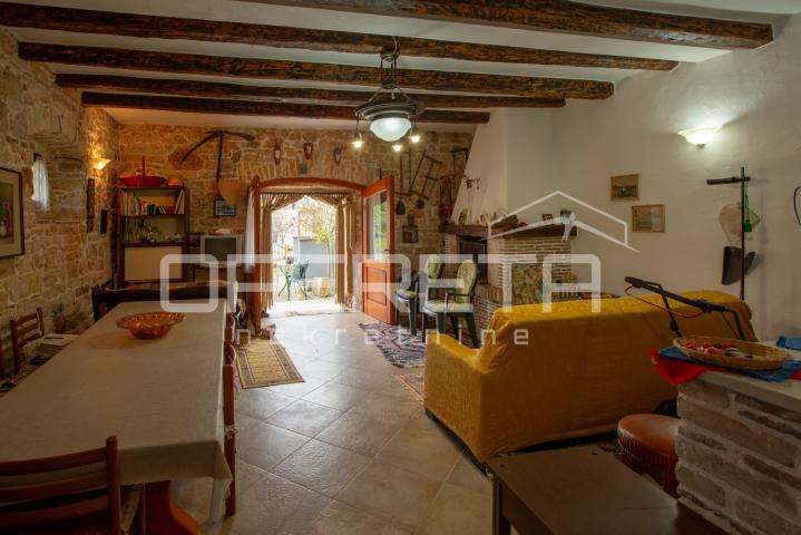 Tradicionalna kamena kuća s dva apartmana. 