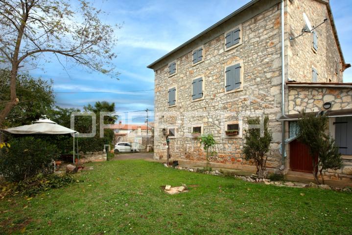 Tradicionalna kamena kuća s dva apartmana. 