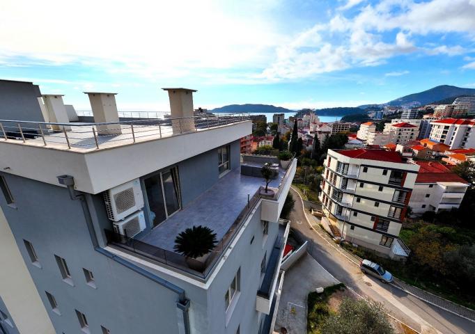 Luksuzan penhouse sa velikom krovnom terasom, garažnim mestom i ostavom, Bečići, Budva