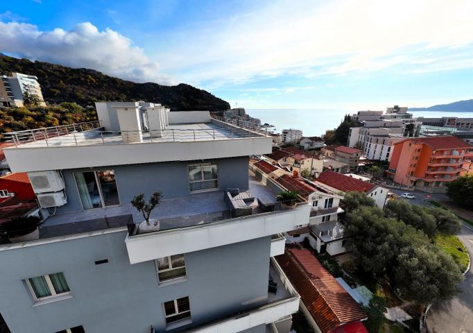 Luksuzan penhouse sa velikom krovnom terasom, garažnim mestom i ostavom, Bečići, Budva
