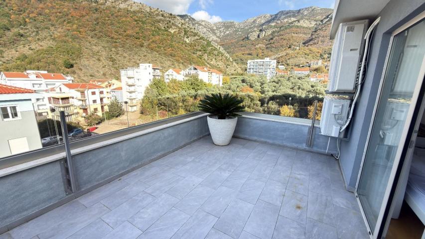Luksuzan penhouse sa velikom krovnom terasom, garažnim mestom i ostavom, Bečići, Budva