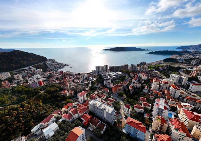 Luksuzan penhouse sa velikom krovnom terasom, garažnim mestom i ostavom, Bečići, Budva