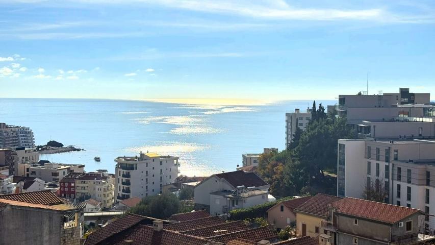 Luksuzan penhouse sa velikom krovnom terasom, garažnim mestom i ostavom, Bečići, Budva
