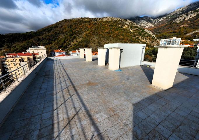 Luksuzan penhouse sa velikom krovnom terasom, garažnim mestom i ostavom, Bečići, Budva