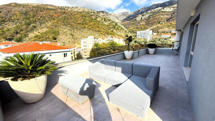 Luksuzan penhouse sa velikom krovnom terasom, garažnim mestom i ostavom, Bečići, Budva