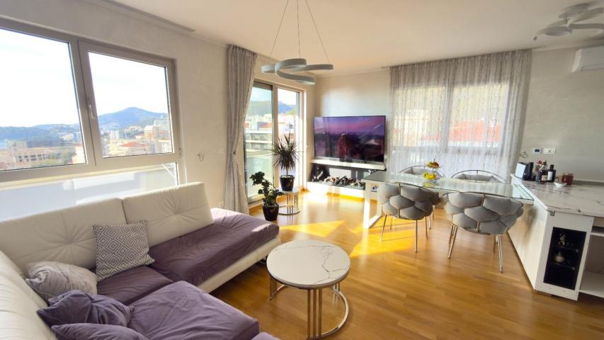 Luksuzan penhouse sa velikom krovnom terasom, garažnim mestom i ostavom, Bečići, Budva