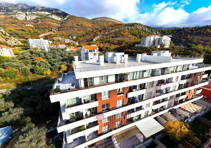 Luksuzan penhouse sa velikom krovnom terasom, garažnim mestom i ostavom, Bečići, Budva