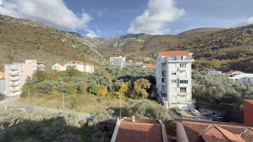 Luksuzan penhouse sa velikom krovnom terasom, garažnim mestom i ostavom, Bečići, Budva